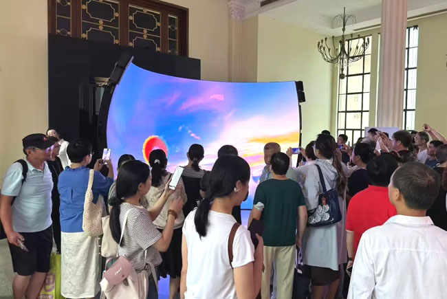上海國際光影節(jié)雷曼康碩展沉浸式LED球幕吸睛