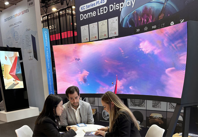 ISE2025展會康碩展展位現場展示的LED內弧屏